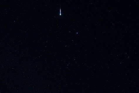 Die sternförmigen silhouetten von pii zeichnen sich oft vor dem nächtlichen himmel ab, wenn dieser von sternschnuppen erfüllt ist. Sternschnuppe am Himmel Foto & Bild | astrofotografie ...