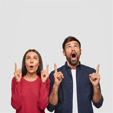 Foto Vertical De Uma Mulher Caucasiana Surpresa E Um Homem Apontando