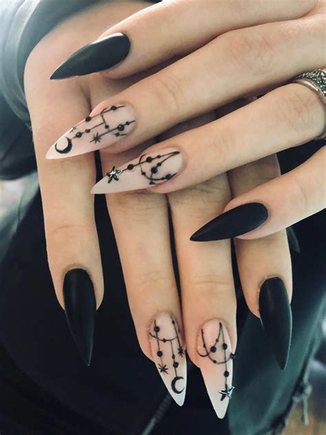 Pretty Gothic Nails In 2020 Acrylic Nails Stiletto Black Acrylic