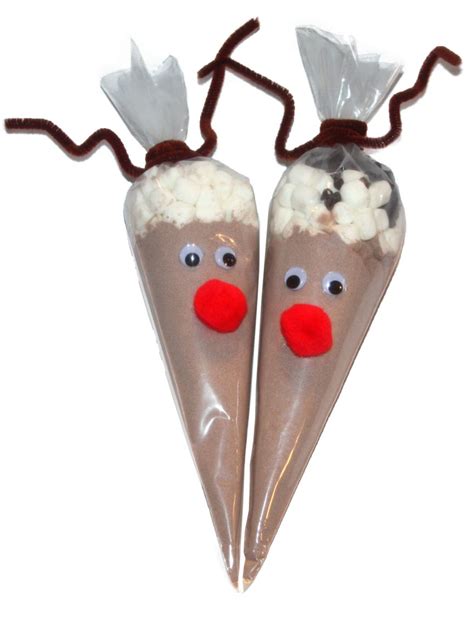 Don't eat eggs so replaced with a bit of yoghurt. DIY: Reindeer Hot Cocoa Cones ⋆ Nifymag.com | Kerst