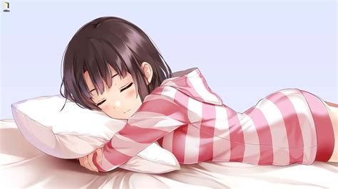 Живые обои Спящая аниме девушка в полосатом худи обнимает подушку СКАЧАТЬ