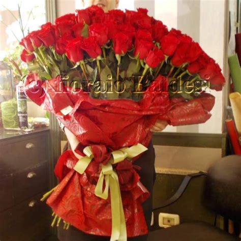 Perchè inviare delle rose rosse ad una persona? Mazzo di rose rosse confezionate da regalo