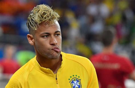 Das hat sich neymar anders vorgestellt. WM 2018: Ändert Neymar seine Frisur schon wieder ...