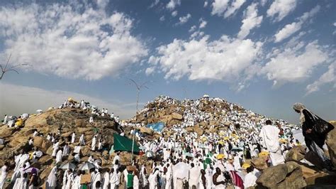 Seluruh jemaah haji dari penjuru dunia bergerak ke padang arafah sejak minggu. Jemaah Haji Wukuf di Arafah, Khotbah Diterjemahkan 10 ...