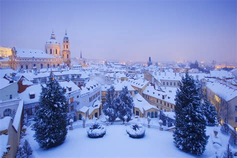 雪のプラハ 聖ニコラス教会とマラー・ストラナの風景 チェコの風景 Beautiful 世界の絶景 美しい景色