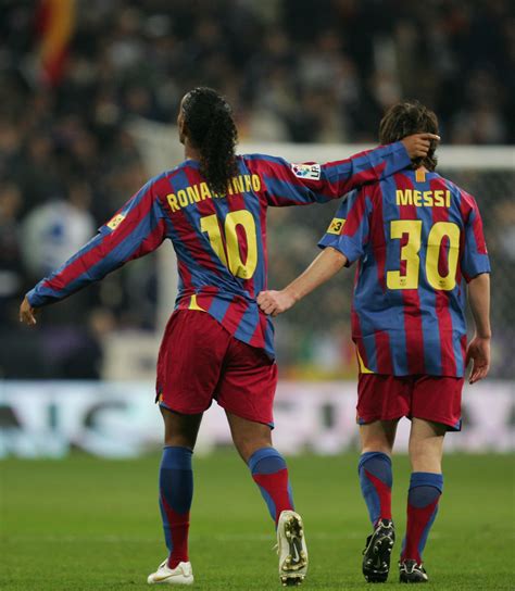 Tapi, jika tak juga dicapai kesepakatan, bukan tak mungkin messi meninggal barcelona, seperti keinginan yang diutarakannya musim lalu. O reencontro de Messi e R10 | Goal.com
