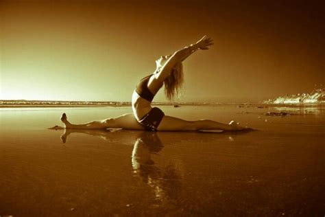 Doing Splits On The Beach Awesome Yoga Photography Beautiful