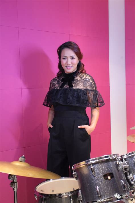 卢东尼 如告知某一些的恋爱结果会心伤 曾愉快一试何妨 如告知我的一些感觉你不会欣赏 谁共你一般思想 不知那里风向又传来了花香 再次编织心中的幻想 一人有一个梦想 两人热爱渐迷惘 三人有三种爱找各自理想 一人变心会受伤 两人愿意没惆怅 三人痛苦. 着调专访 | "一人有一个梦想"的黎瑞恩：结婚离婚都是缘分，我不是玉女，我很男人