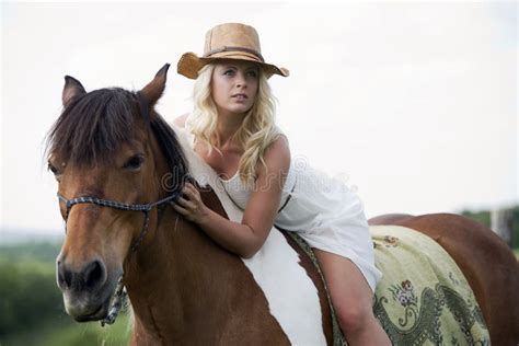 Blondynki Dziewczyna Z Koniem Zdjęcie Stock Obraz Złożonej Z Dama Riding 32759044