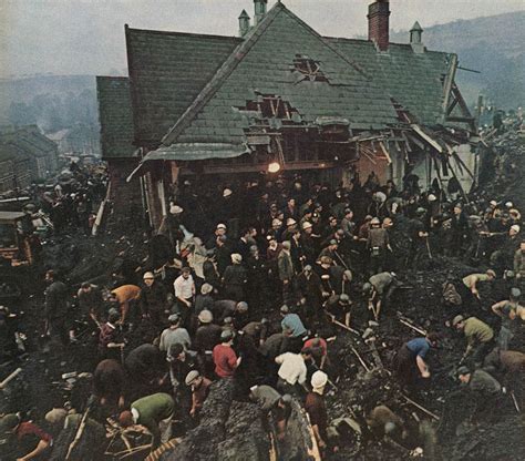 Aberfan Disaster Wales On 21st October 1966 Rescuers Dig Desperately