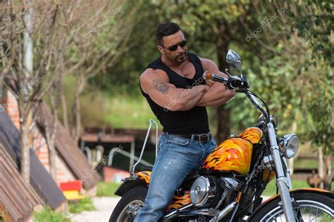 Мускулистый человек и мотоцикл стоковое фото ©ibrak 63715425