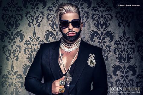 Wie er nun bekannt gab, arbeitet er derzeit an einer neuen karriere. Star-Designer Harald Glööckler unterstützt KölnBall 2017 ...