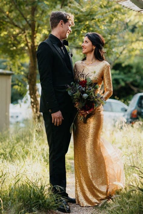 Dafür sollte die farbe aber in. goldenes #Brautkleid rote #Rosen Ärmel | Braut, Rote ...