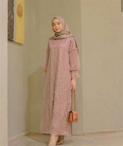 Mau kondangan, yuk tampil lebih cantik dengan inspirasi ootd kondangan hijab casual berikut ini. Baju Gamis Modern Kondangan - BAJUKU