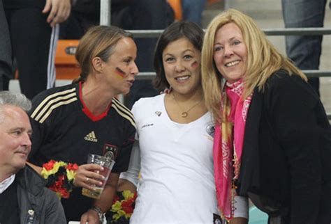 Jogi löws profikarriere begann 1978 beim sc freiburg. Daniela Löw und die Spielerfrauen auf der Tribüne | Fußball