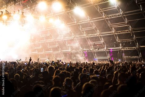 Stockfoto Med Beskrivningen Large Concert Crowd Hands In Air With Light