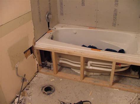 Как закрепить ванну к стене полу и другие способы
