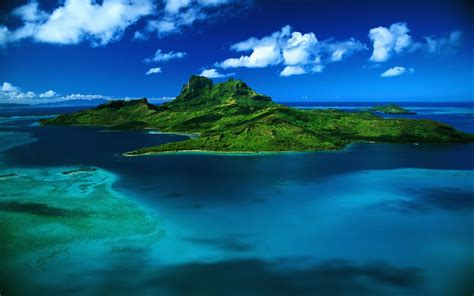 Online Crop Green Island In The Middle Of Body Of Water Hd Wallpaper