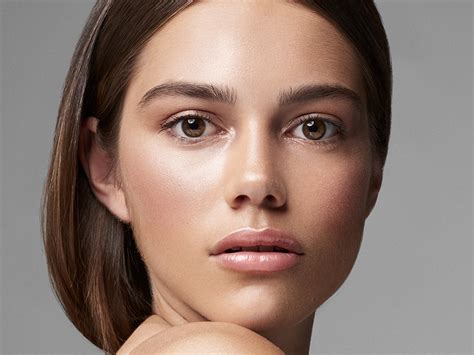 Glow Makeup The How To Guide To Achieve Glossy Dewy Skin Effect
