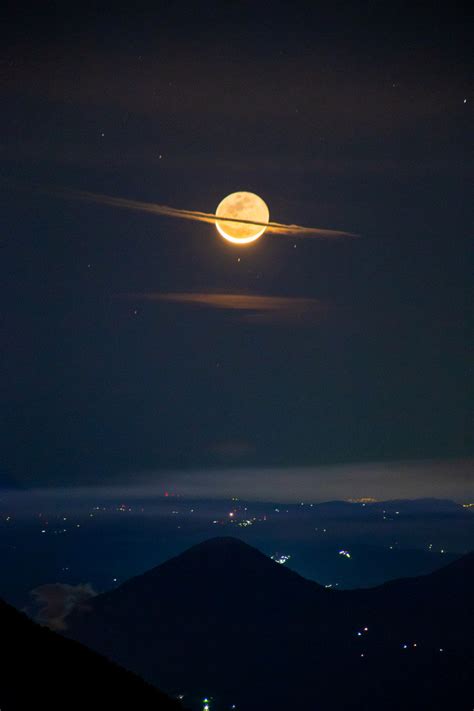 Photographer Captures A Breathtaking Image Of The ‘moon Dressed Like