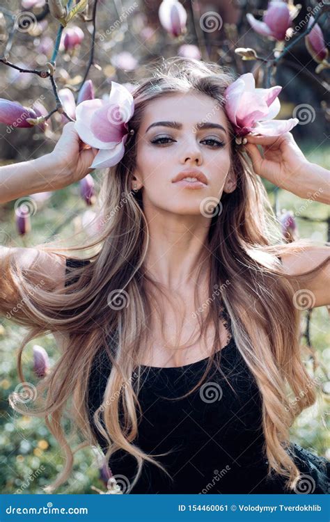 Fille Sexy Fleur De Magnolia Ressort Beaut Et Mode Regard La Mode Femme Sensuelle Maquillage
