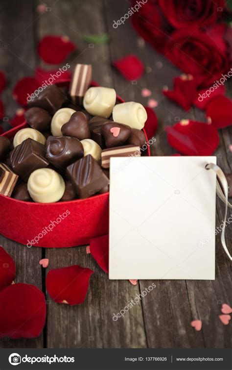 Recentemente ho visto sul blog di gloria (like a little pink pebble) delle rose ancora più belle: Cioccolatini in una scatola a forma di cuore e un mazzo di ...