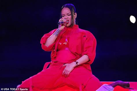 Rihanna S Risky Show At The Super Bowl The Singer Grabs Her Crotch And Bottom Before Sniffing