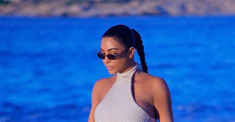 kim kardashian shows off her bikini body in mexico