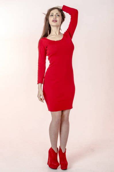 Découvrez également plus de 11. Jeune fille avec une figure belle dans une robe rouge ...