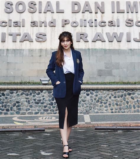 Video room tour sarah viloid ini ia unggah ke channel youtube pribadi miliknya dengan nama sarah viloid pada sabtu (4/4/2020) lalu dengan judul room tour kamar gaming sarah. 4 Fakta Menarik Sarah Keihl, Selebgram yang 'Lelang Keperawanan' | Urbanasia.com