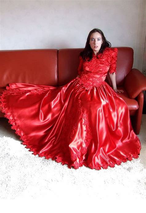 pin van bjarne op satin party dress 2 jurken rode jurk satijn