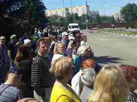 На похороны жанны фриске пришли многие коллеги певицы по цеху, жители расположенного неподалёку поселка, где также находится дом родителей певицы, и поклонники её творчества. Фото похороны Жанны Фриске трансляция - Жанна Фриске ...