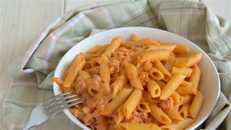 A creamy and luscious tomato vodka sauce. Pennette alla vodka - YouTube