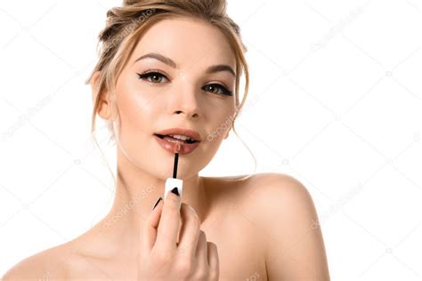 Mujer Rubia Hermosa Desnuda Con Maquillaje Y U As Negras Aplicando Brillo De Labios Beige