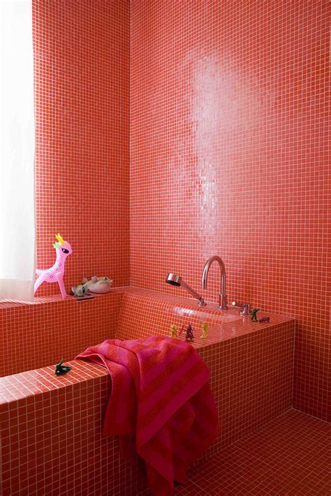 Totally Red Tiled Bathroom Yellowbathroomwalls Rote Badezimmer
