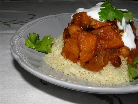 Incorporer les légumes à la semoule. Plat complet végétarien : Ragoût de courge et pois chiches ...