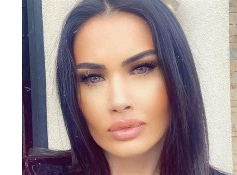Un machiaj destul de simplu, usor accentuat in zona ochilor si buzele naturale. Oana Zăvoranu, atac dur la adresa bărbatului care i-a ...