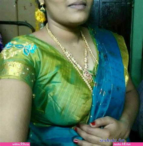 hot thin aunty in saree showing boobs pic onlyfans leaks