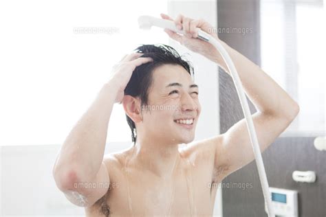 シャワーを浴びる男性[07800029902]｜ 写真素材・ストックフォト・画像・イラスト素材｜アマナイメージズ