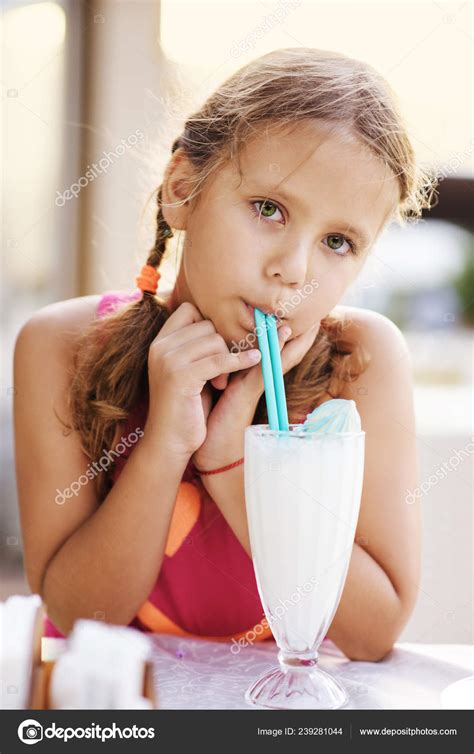 adorable niña bebiendo batido restaurante aire libre verano fotografía de stock © reanas