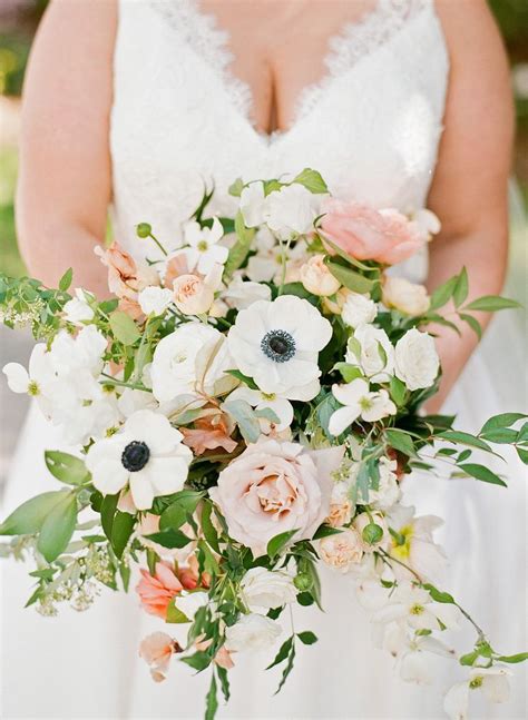 A Floral Trend Were Loving Dogwood Wedding Bouquets In 2020 Spring