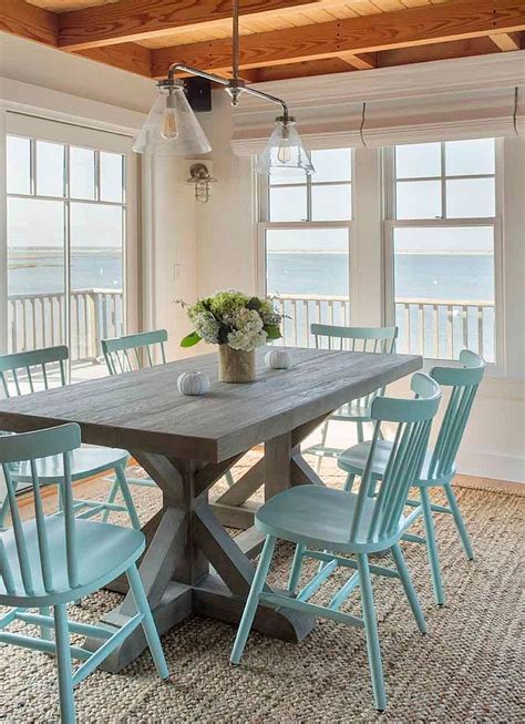 Light blue placemats match the table runner perfectly. 25 Best Beach Style Dining Rooms for a Bright Holiday Feast