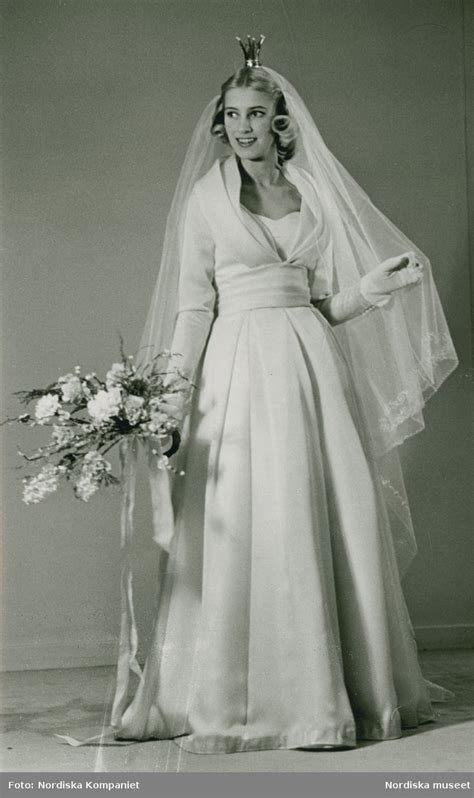 1957 Brud och Hem Brud i brudklänning handskar slöja krona och