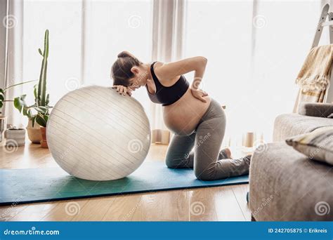 Mujer Embarazada Haciendo Ejercicio En Casa Imagen De Archivo Imagen