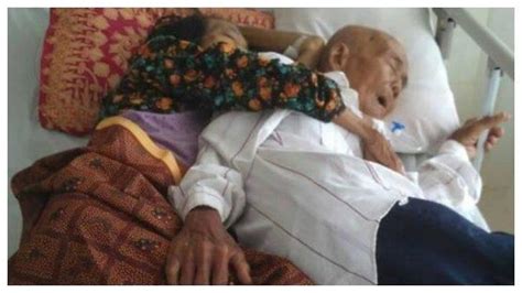 Romantisme Kakek Nenek Tidur Di Ranjang Rumah Sakit Perawat Ungkap Hal
