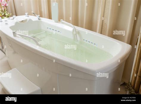 whirlpool leeren badewanne gefüllt mit wasser im bad stockfotografie alamy