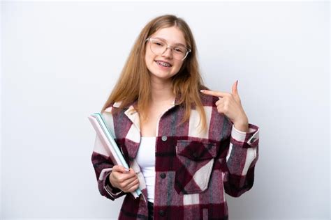 Garota Russa Estudante Adolescente Isolada No Fundo Branco Dando Um