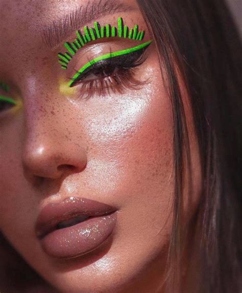 The Floating Eyeliner Is Summers Hottest Makeup Trend Crazy Makeup