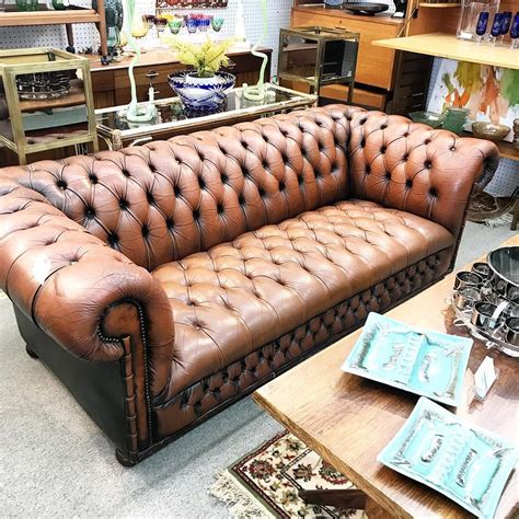 Each one of our chesterfield sofas here at the chesterfield company is made with expert knowledge and care. Vintage leather Chesterfield sofa | Кресло