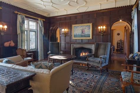 Sitting Room In 1921 Tudor Revival In Larchmont Ny ゲストルーム リビング